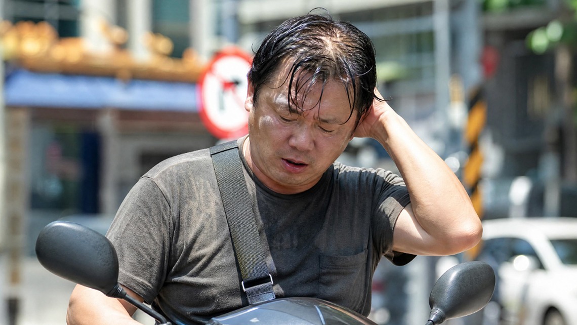 台灣氣候潮濕悶熱機車通勤族每天佩戴著安全帽恐有禿頭危機,佳思優醫髮診所生髮植髮專家宋景之醫師,提醒大眾高溫加上流汗可能讓頭髮愈來愈脆弱